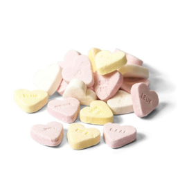 Blikje met tekst ''Blikje liefde'' kleur hart roze 7,3 bij 7,7 cm met hartjes.