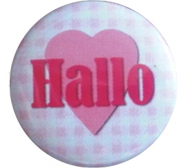 Button roze geruit met roze hart en tekst Hallo.