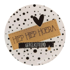 Sticker rond 4 cm met Hiep hiep hoera gefeliciteerd,  per 5 stuks.