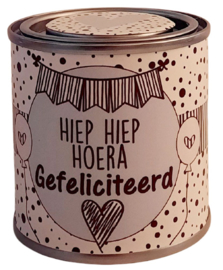 Blikje met tekst ''Hiep hiep hoera gefelciteerd'' 7,3 bij 7,7 cm met hartjes.