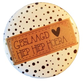 Button met tekst ''Geslaagd Hiep Hiep Hoera'' 56mm.