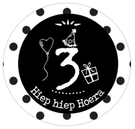 Button met cijfer 3 en tekst ''Hiep hiep Hoera'' 56mm.