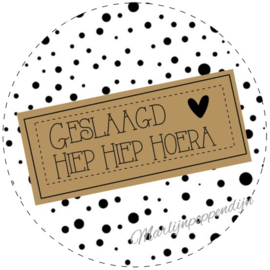 Sticker met tekst ''Geslaagd Hiep Hiep Hoera. 4 cm.