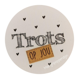 Sticker rond 4 cm met tekst trots op jou,  per 5 stuks.