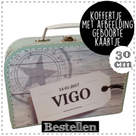 Koffertje 30 cm met afbeelding van het geboortekaartje.