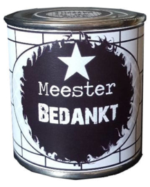 Blikje met tekst ''bedankt Meester'' hoog 7,3 cm doorsnee 7,7 cm. met hartjes.