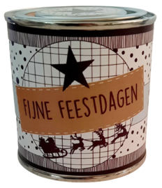 Blikje met tekst ''Fijne feestdagen'' 7,3 bij 7,7 cm met hartjes.