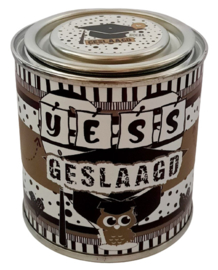 Blikje met tekst ''Yess geslaagd'' 7,3 bij 7,7 cm met hartjes.