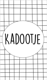 Kaartje met tekst ''Kadootje'' 5 bij 8.5 cm.