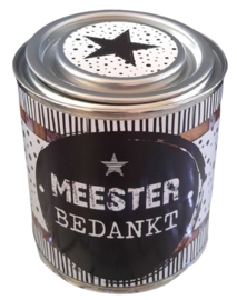 Blikje met tekst ''Meester bedankt'' 7,3 bij 7,7 cm met hartjes.