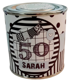 Blikje met tekst ''50 Sarah'' blikje is  hoog 6,2 cm bij 6,2 cm met snoepjes