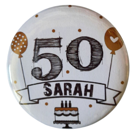 Button met tekst 50 Sarah 56mm.