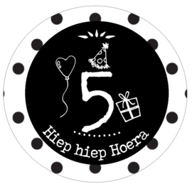 Button met cijfer 5 en tekst ''Hiep hiep Hoera'' 56mm.