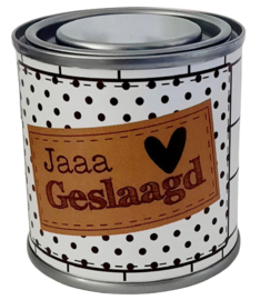 Blikje met tekst ''Jaaa geslaagd ''gestipt, 7,3 bij 7,7 cm met hartjes.