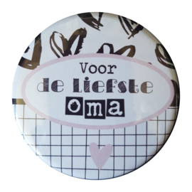 Button spiegel met tekst ''Voor de liefste oma'' 56mm.