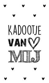 Kaartje met tekst ''Kadootje van mij'' 5 bij 8.5 cm.