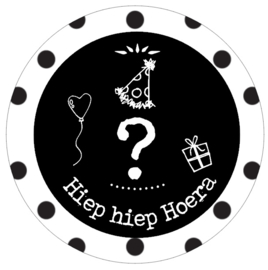 Button met cijfer ...... en tekst ''Hiep hiep Hoera''56mm.