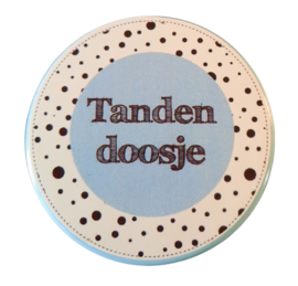 Tandendoosje blauw/wit 5 cm doorsnee 2cm hoog.