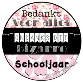 Sticker met de tekst '' Bedankt voor alles ondanks dit bizarre schooljaar'' 6 cm doorsnee.