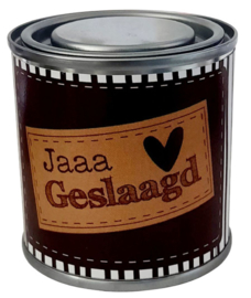 Blikje met tekst ''Jaaa geslaagd''zwart, hart mint,  7.3 cm bij 7.7 cm met snoepjes