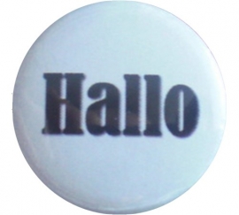 Button 25 mm wit met zwarte tekst hallo.
