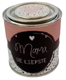 Blikje met tekst ''Mama de liefste'' 7,3 bij 7,7 cm met hartjes.