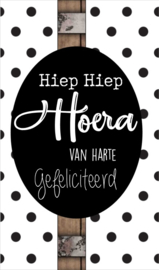 Kaartje met tekst ''Hiep hiep Hoera van harte Gefeliciteerd.'' 5 bij 8.5 cm.