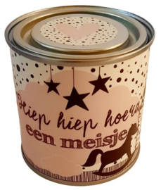 Blikje met tekst ''Hiep hiep hoera een meisje'' 7,3 bij 7,7 cm met hartjes.