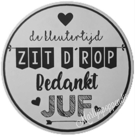 Sticker met tekst ´de kleutertijd zit D´rop bedankt juf ´ 6 cm doosnee.