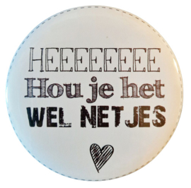 Button magneet 75mm met tekst ''Heeeeeee Hou je het wel netjes''.