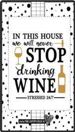 Fles etiket, leuk je fles net even anders te maken, met tekst ''in this house we never stop drinking wine ''. 6.5 bij 11.5 cm
