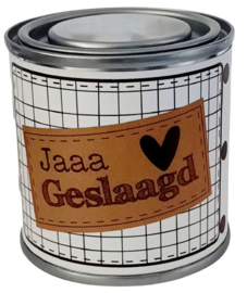 Blikje met tekst ''Jaaa geslaagd '' geruit,  7.3 cm bij 7.7 cm met snoepjes