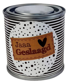 Blikje met tekst ''Jaaa geslaagd''label, hart mint,  7.3 cm bij 7.7 cm met snoepjes