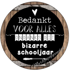 Sticker met de tekst '' Bedankt voor alles ondanks dit bizarre schooljaar'' 6 cm doorsnee.