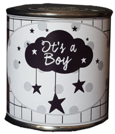 Blikje met tekst ''It's a boy'' blikje is  hoog 7,3 cm bij 7,7 cm met snoepjes