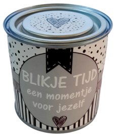 Blikje met tekst ''Blikje tijd, een momentje voor jezelf'' 7,3 bij 7,7 cm met hartjes en theezakje