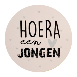Sticker rond 4 cm met tekst Hoera een jongen,  per 5 stuks.