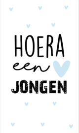 Kaartje met tekst ''Hoera een jongen'' 5 bij 8.5 cm.