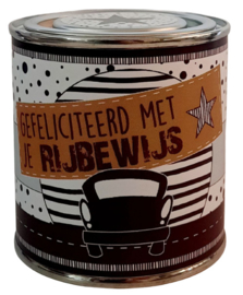 Blikje met tekst ''Gefeliciteerd met je rijbewijs'' 7,3 bij 7,7 cm met hartjes.