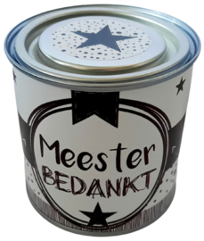 Blikje met tekst ''bedankt meester'' 7,3 bij 7,7 cm met hartjes.