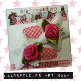 geboorte koffertje met haarspeldjes.