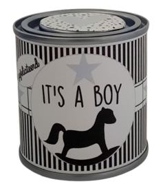 Blikje met tekst ''It's a boy'' blikje is hoog 7.3 cm bij 7.7 cm met snoepjes