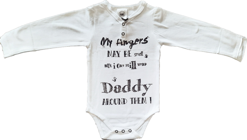 Romper met lange mouwen met tekst ''My fingers may be small but i can still wrap DADDY around them'' maat 62/68