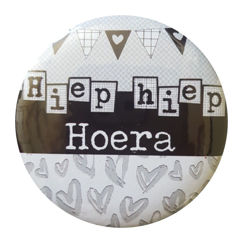Button met tekst ''Hiep hiep Hoera'' 56mm.