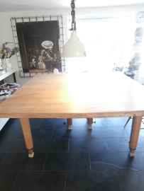 eiken tafel met eigen onderstel