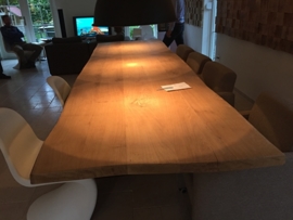 eiken tafel met ijzeren U-vorm onderstel