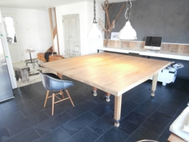 eiken tafel met eigen onderstel