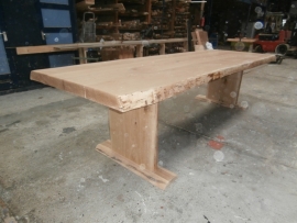 eiken boomstamtafel met boomstampoten
