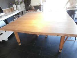 eiken tafel met eigen onderstel