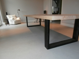 Eiken tafel met ijzeren poten